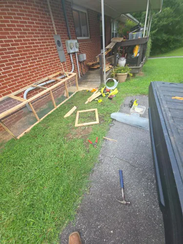 Customer review photo showing a missing set screw and blade adjustment issue